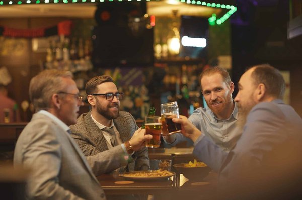 Une ambiance chaleureuse garantie dans un bar à tapas à Bordeaux